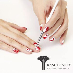 Hình trái tim đỏ tươi trên nền trắng