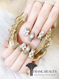 Mẫu nail caro thời thượng với thời gian