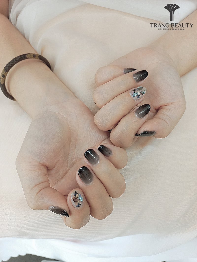 Thiết kế nail màu đen ánh trắng ombre hoạt tiết xà cừ