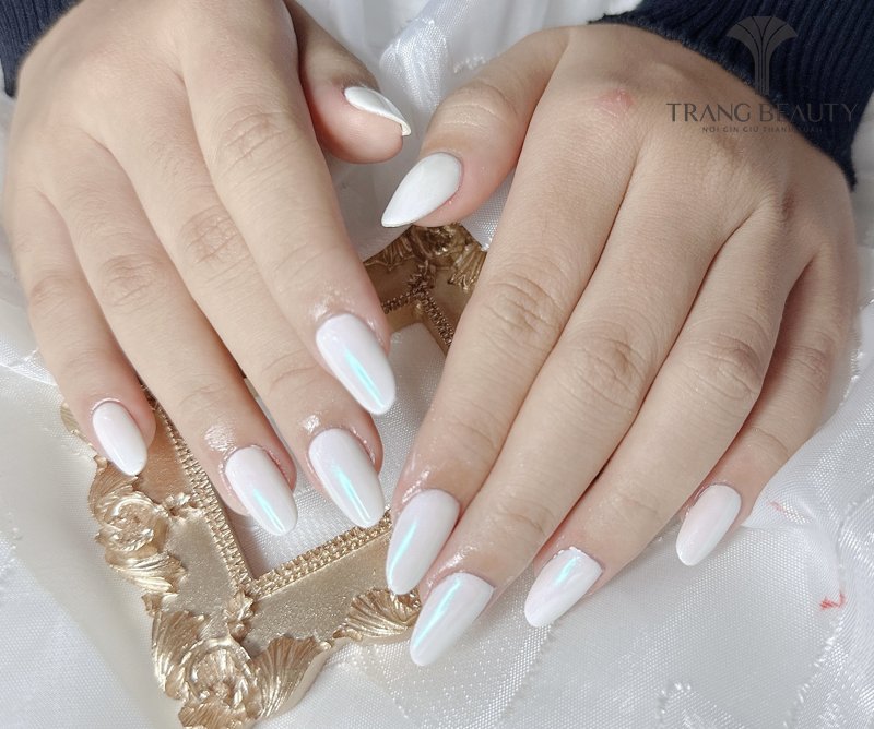 Mẫu nail cô dâu màu trắng đơn giản luôn là sự lựa chọn hàng đầu