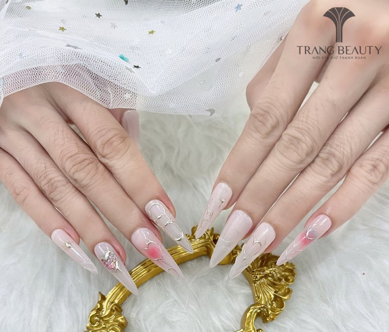 Hơn 100 mẫu nail cô dâu màu trắng đã có mặt tại Trang Beauty