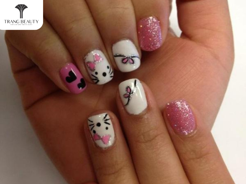 Mẫu nail hoạt hình Hello Kitty tông trắng hồng